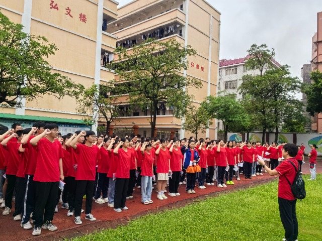 6月7日上午，2024年高考語(yǔ)文開(kāi)考前，玉林市福綿高級(jí)中學(xué)學(xué)生整裝待發(fā)，聆聽(tīng)領(lǐng)隊(duì)老師講話。（李紅梅）.jpg