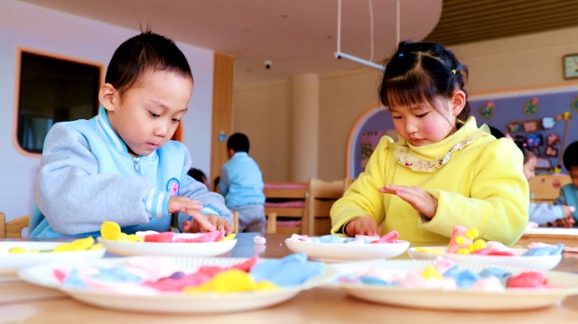 幼兒用輕黏土嘗試包餃子。宋雪蓮攝.JPG