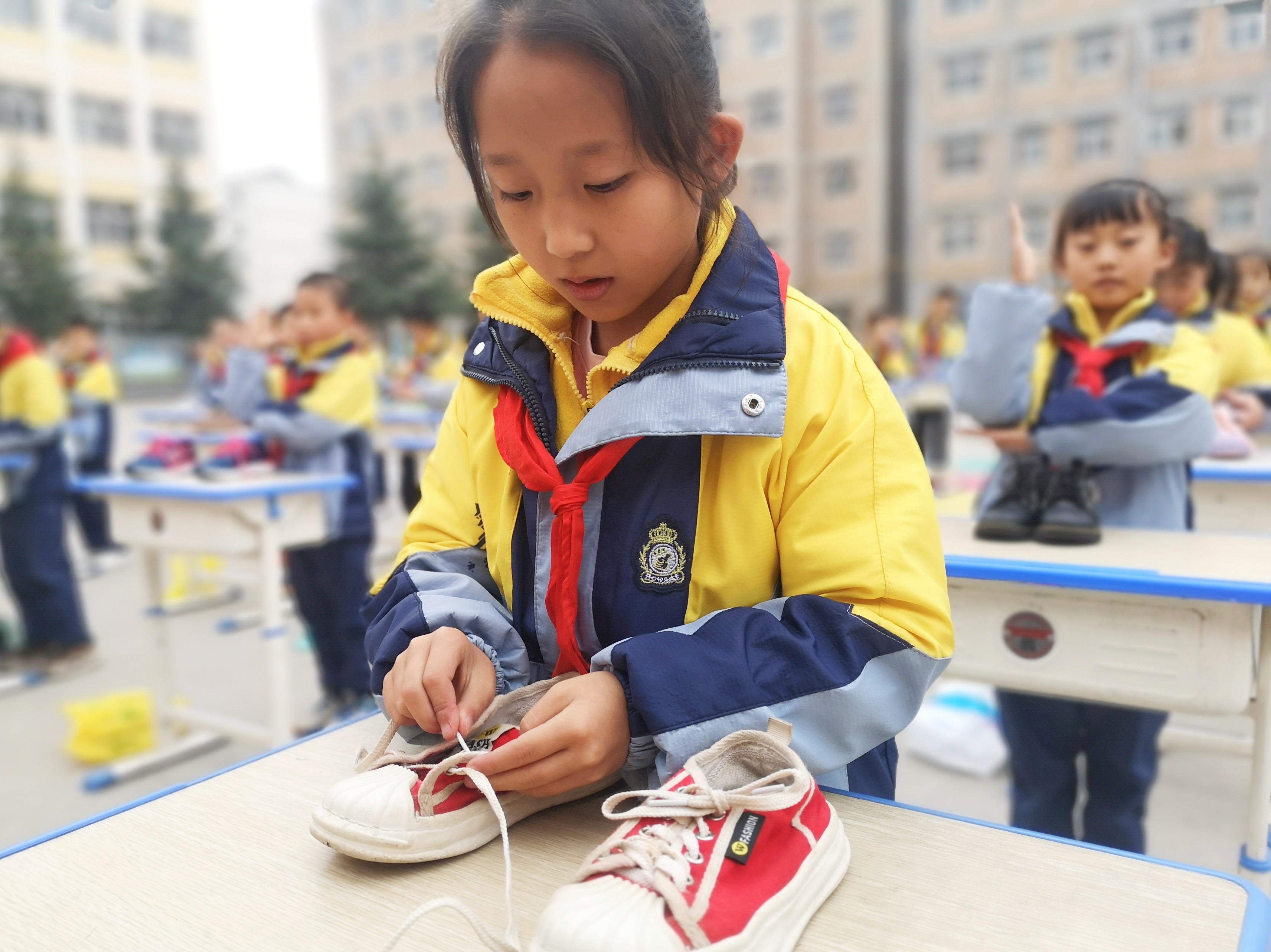 2022年11月8日，甘肅省華亭市實驗小學學生在勞動教育技能展示活動中比賽系鞋帶。.jpeg