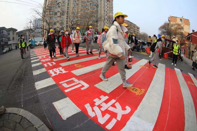 濟南設立首條紅嶺經(jīng)斑馬線（2）.jpg