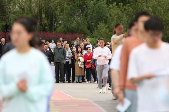 07——6月7日，在甘肅省平?jīng)鍪械谖逯袑W考點，家長們目送考生進入考場。.JPG