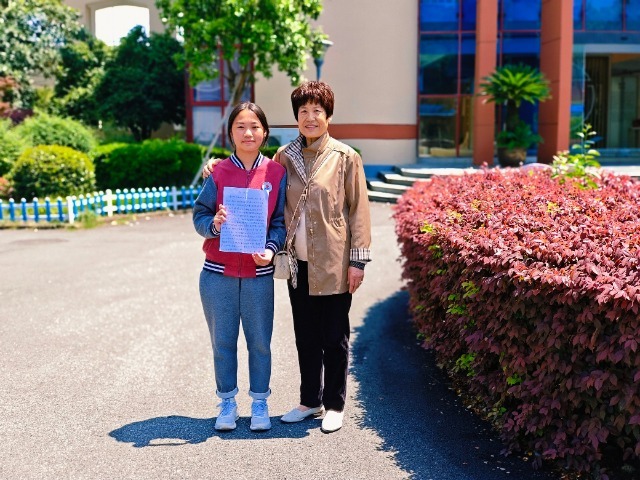 黃女士（右）來(lái)校表達(dá)感謝，并與沈博妍合影 學(xué)校供圖.jpg