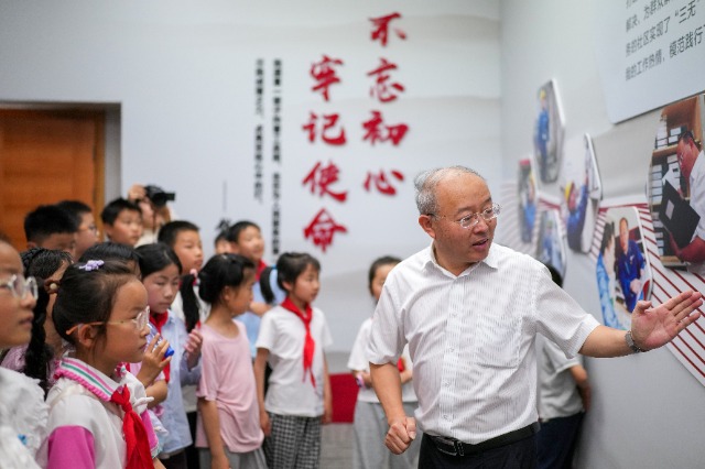 學生們與“時代楷?！卞X海軍互動 慈溪市學生成長指導中心供圖.jpg