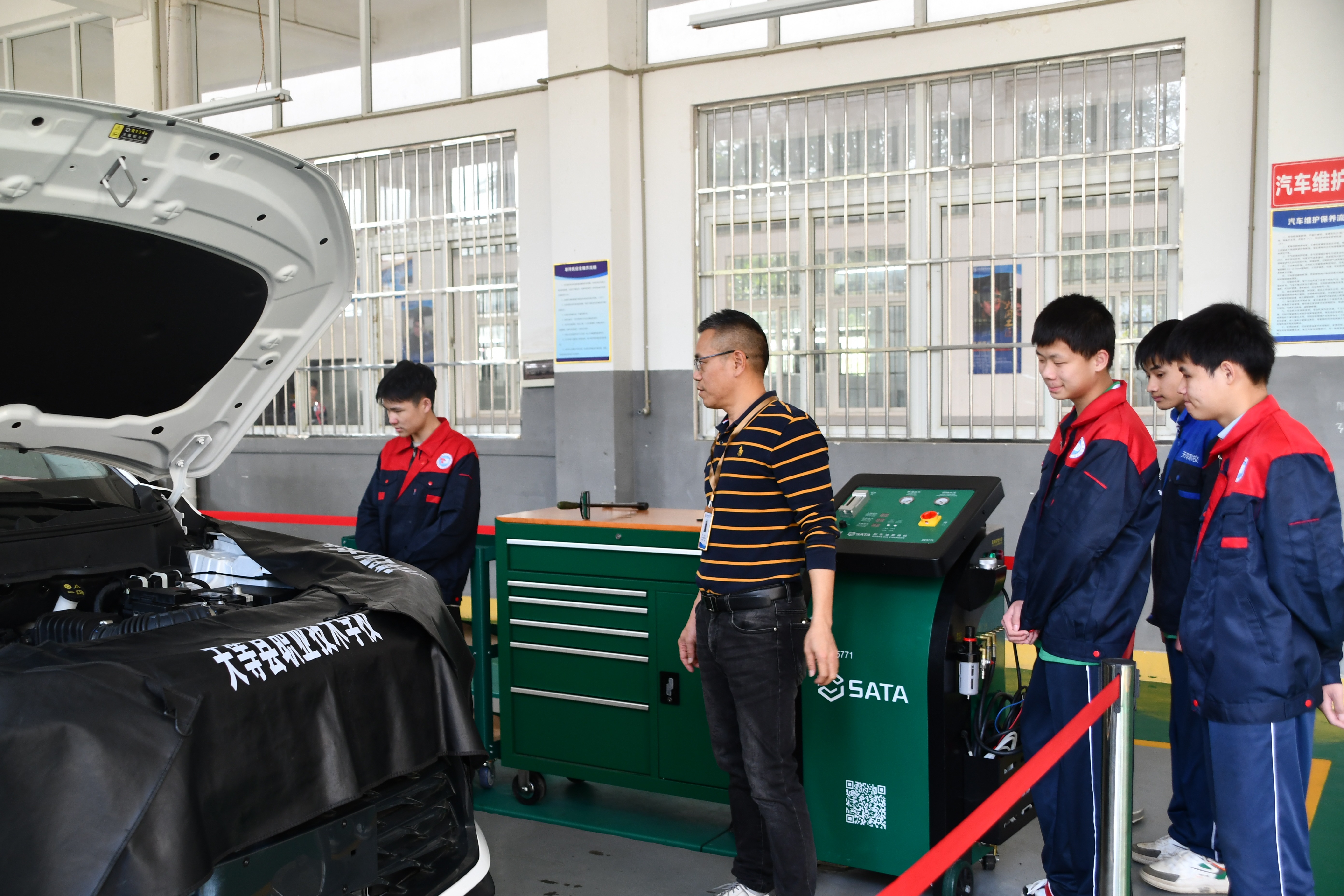 幫扶教師指導學生進行汽車維修實訓（閉利堂   拍攝）.JPG